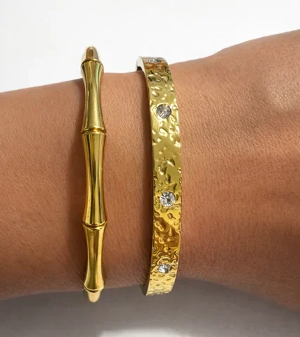 Pulsera Nova de acero inoxidable dorado con circonitas y acabado martillado