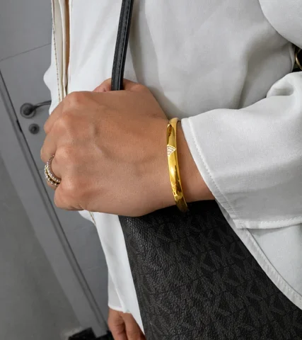 Pulsera rígida Vélum dorada de acero inoxidable con circonitas Inaya