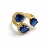 Anillo Zafira dorado con cristales azul profundo diseño elegante