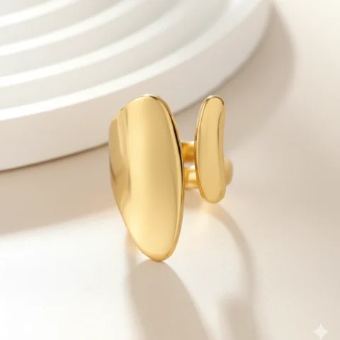 Anillo Orbe dorado de acero inoxidable ajustable sobre escaparate