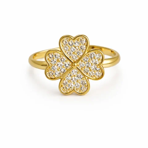 Anillo Aura Trébol dorado con circonitas sobre fondo blanco