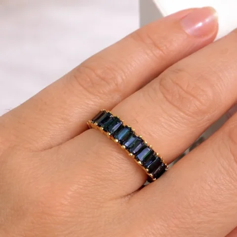 Anillo Azuria azul baguette puesto en mano