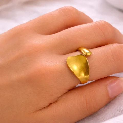 Anillo Cala dorado ajustable de acero inoxidable puesto en la mano