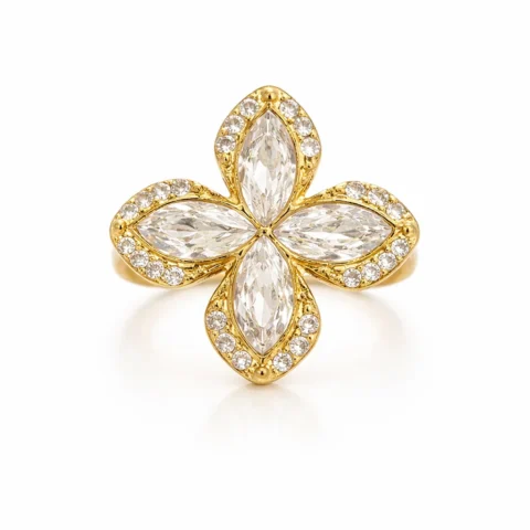 Anillo Daisy de acero inoxidable dorado con circonitas sobre fondo blanco