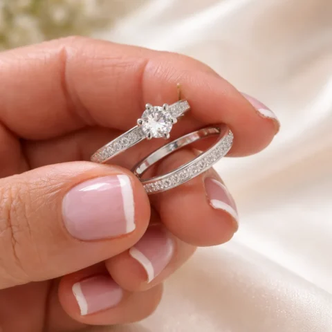 Anillo Dúo Luma de plata 925 con circonitas sujetado entre los dedos