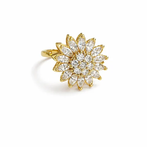 Anillo Helios dorado con forma de girasol y circonitas sobre fondo blanco