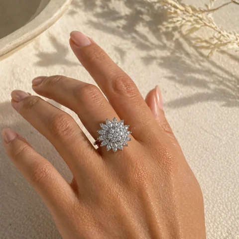 Anillo Helios plateado con circonitas puesto en mano