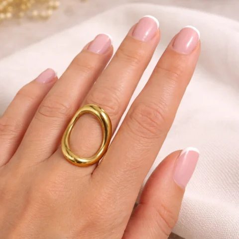 anillo dorado minimalista en mano