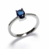 Anillo Luma Blue de plata de ley 925 con piedra azul sobre fondo blanco