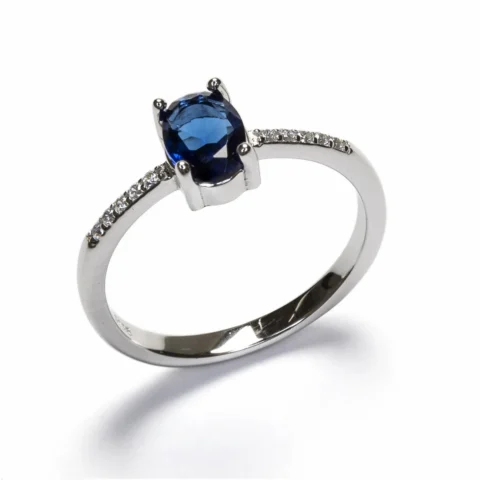 Anillo Luma Blue de plata de ley 925 con piedra azul sobre fondo blanco