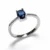 Anillo Luma Blue de plata de ley 925 con piedra azul sobre fondo blanco