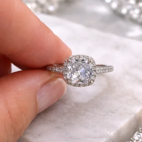 Anillo Luma de plata 925 con circonita cuadrada sujetado entre los dedos