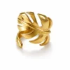 anillo monstera dorado de acero inoxidable ajustable sobre fondo blanco