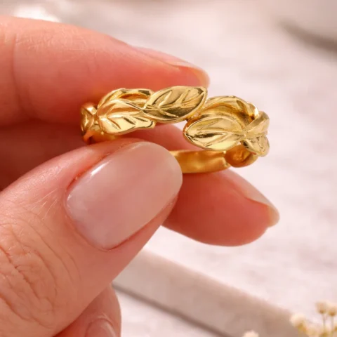 anillo oliva dorado ajustable diseño hojas sostenido en mano detalle