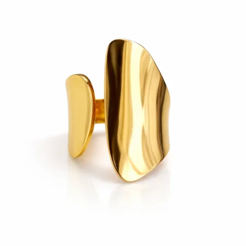 Anillo Orbe dorado de acero inoxidable ajustable sobre fondo blanco