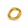 Anillo Oval Flow dorado sobre fondo blanco elegante