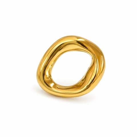 Anillo Oval Flow dorado sobre fondo blanco elegante