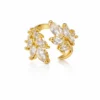 anillo Ramia dorado ajustable con circonitas diseño floral fondo blanco