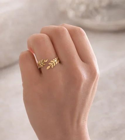 Anillo Silvestre de hojas en acero inoxidable dorado ajustable Inaya Complementos