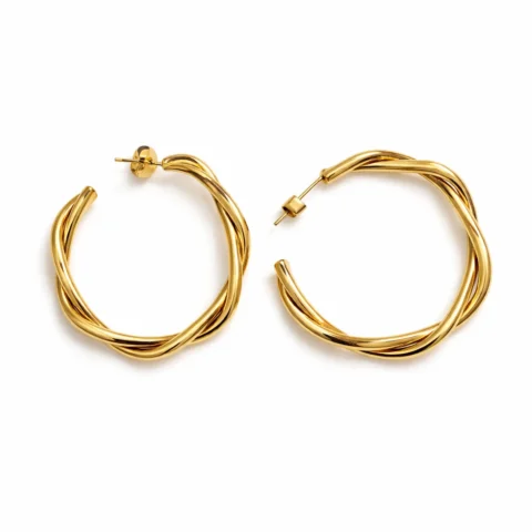 Aros Astra dorados de acero inoxidable sobre fondo blanco