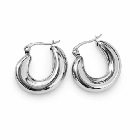 Pendientes Duna plateados de acero inoxidable sobre fondo blanco