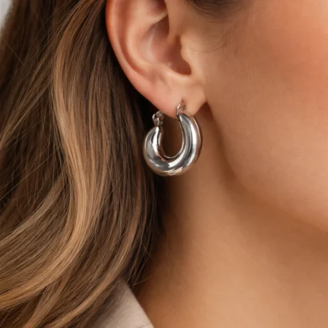 Pendientes Duna plateados puestos en oreja aro grueso elegante