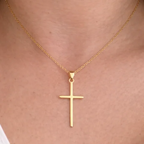 Cadena Cruz Pure Oro de plata 925 con baño de oro puesta en el cuello
