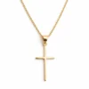 Cadena Cruz Pure Oro de plata 925 con baño de oro sobre fondo blanco