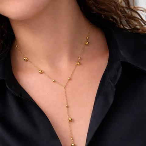 collar aurora dorado acero inoxidable puesto en cuello con diseño elegante y caída tipo