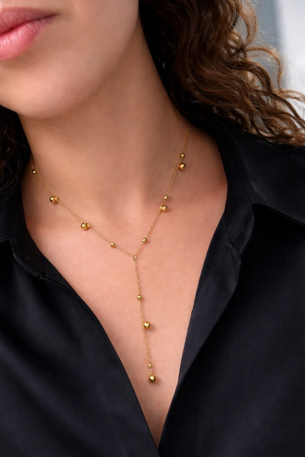 collar aurora dorado acero inoxidable puesto en cuello con diseño elegante y caída tipo