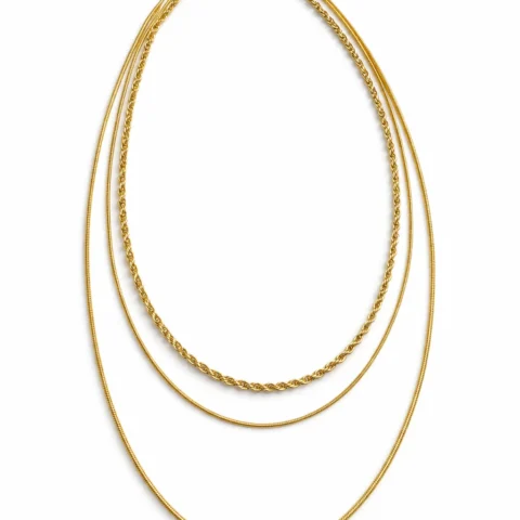 Collar Nova Triple dorado de acero inoxidable con tres cadenas sobre fondo blanco