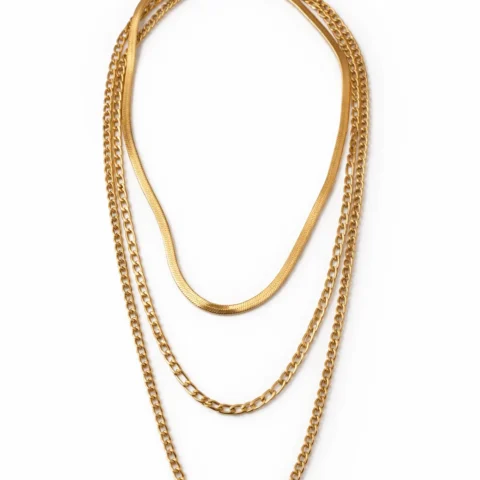 Collar Cadencia de tres cadenas doradas sobre fondo blanco de catálogo