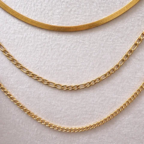 Detalle del collar Cadencia con combinación de cadenas doradas y texturas