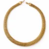 Collar dorado tipo malla en acero inoxidable sobre fondo blanco