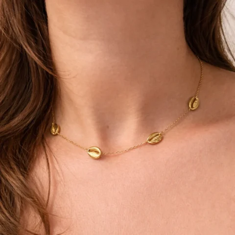 Collar Nerea con conchas doradas puesto en el cuello