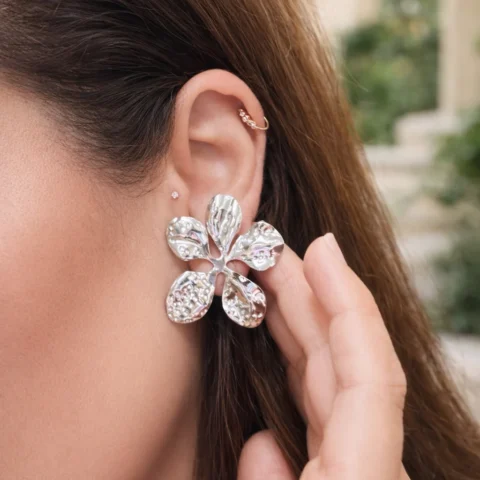 Pendientes Aura de flor en acero inoxidable plateado puestos en la oreja