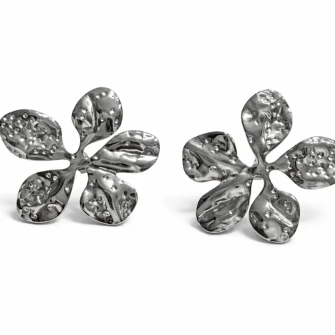 pendientes Aura flor plateados sobre fondo blanco