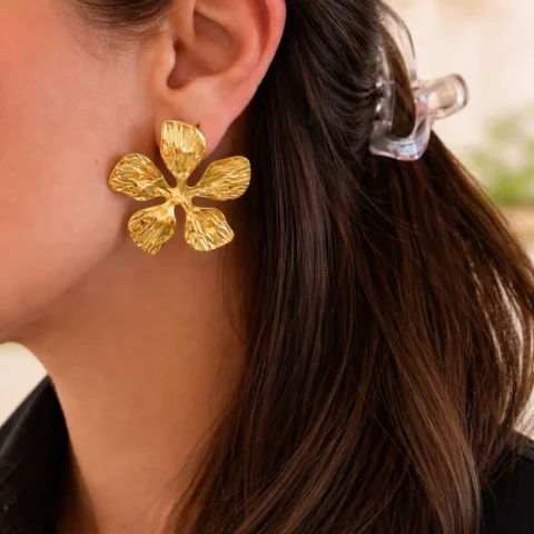 pendientes Néctar dorados flor puestos en oreja look elegante