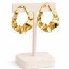pendientes dorados ondulados acero inoxidable fondo blanco