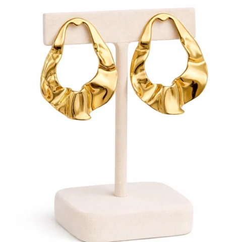 pendientes dorados ondulados acero inoxidable fondo blanco