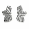pendientes pétalos plateados de acero inoxidable con diseño orgánico sobre fondo blanco