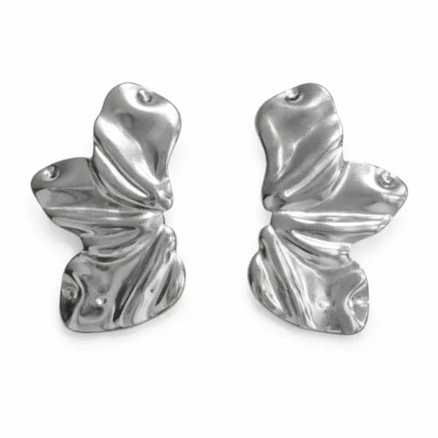 pendientes pétalos plateados de acero inoxidable con diseño orgánico sobre fondo blanco