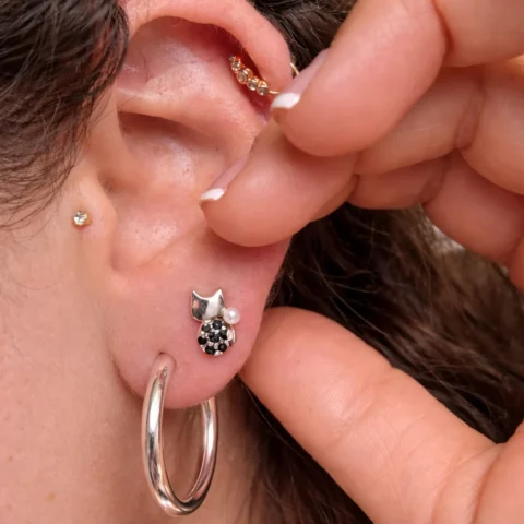 Pendientes mini gato plata 925 con circonitas negras y perla puestos en oreja