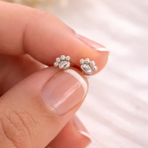 Pendientes huella plata 925 con perlas tamaño pequeño en mano