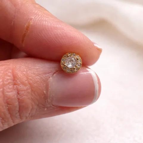 detalle piercing Nexa Halo plateado circonitas acero 316L