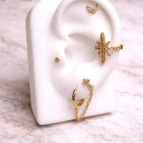 piercing Nexa Stella estrella de color dorado, en oreja cartílago rosca trasera