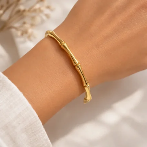 Pulsera Elara dorada de acero inoxidable con diseño bambú llevada en la muñeca