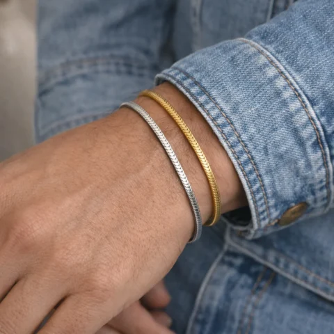 Pulsera Lira de acero inoxidable oro y plata puesta en muñeca de hombre