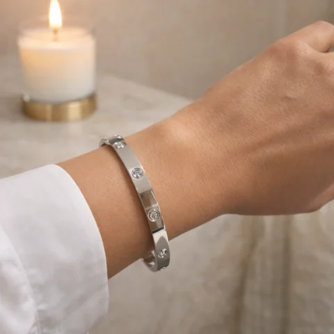 Pulsera Lumi de acero inoxidable plata con circonitas puesta en la muñeca