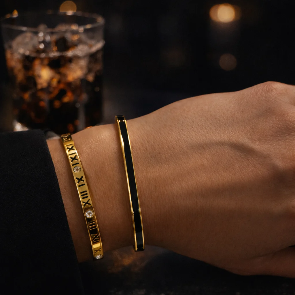 Pulsera Nox dorada con esmalte negro de acero inoxidable waterproof puesta en la muñeca